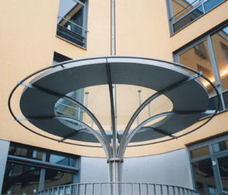 Stahlpilz mit punktgehaltener Glasscheibe im Krankenhaus Dresden-Friedrichstadt