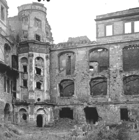 Ruine des Dresdner Residenzschlosses 1945